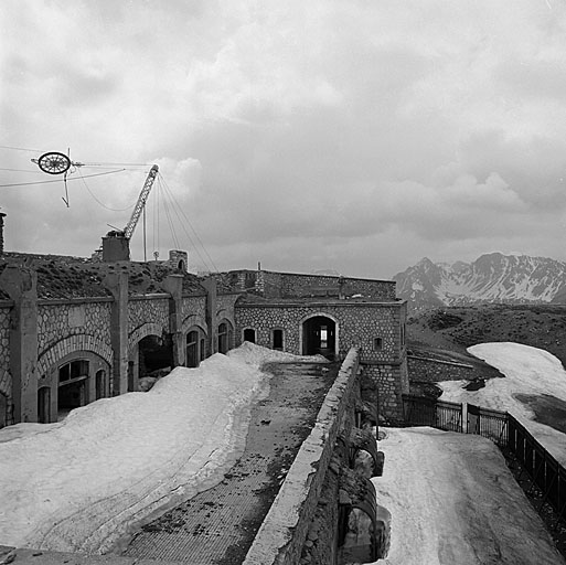 Ouvrage C : cour centrale vue du haut de la casemate B. A gauche, les façade des casemates A avec, au fond, la casemate C et l'entrée de l'ouvrage. A droite, le terre-plein bas du front de gorge, avec la façade arrière et le pare-éclats de l'abri de combat.