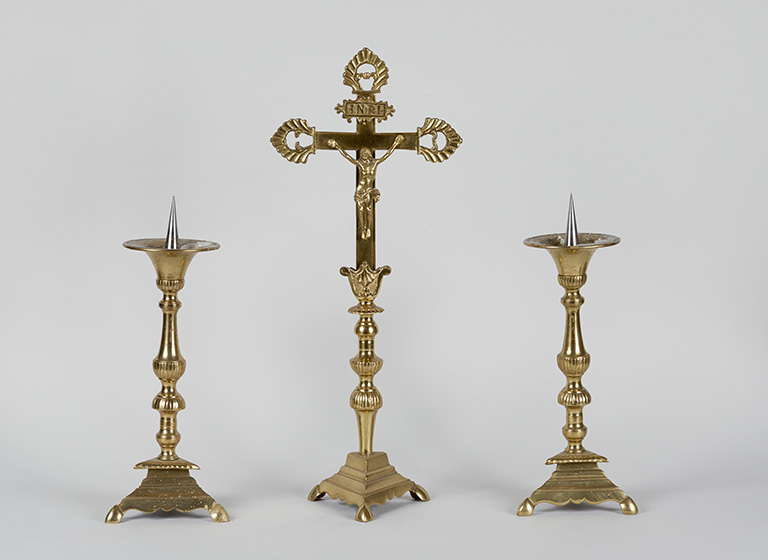 Croix d'autel et deux chandeliers d'autel