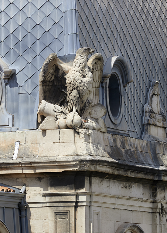 Bâtiment principal, détail d'un aigle impérial sculpté à un angle du dôme du pavillon central.