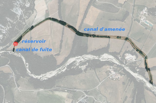 Tracé du canal d'amenée et du canal de fuite, sur la vue aérienne IGN de 2024. Echelle d'origine 1/25 000e.