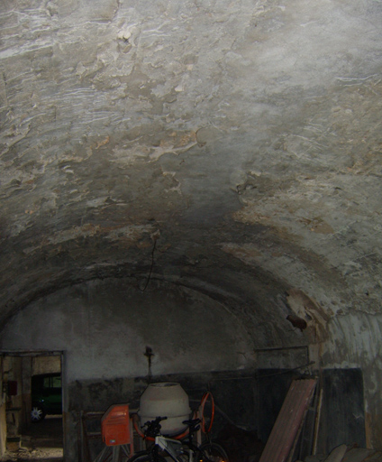 Moulin à foulon, puis usine de drap dite Draperie ou Fabrique Honnorat, puis parfumerie (distillerie de lavande), puis centrale hydroélectrique, puis gendarmerie, actuellement logement