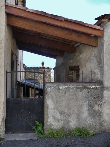 Muret et portillon de la cour, vue prise du nord.