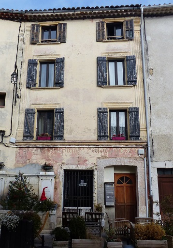 Maison (2023 B 488). Façade décorée d'éléments sculptés. 