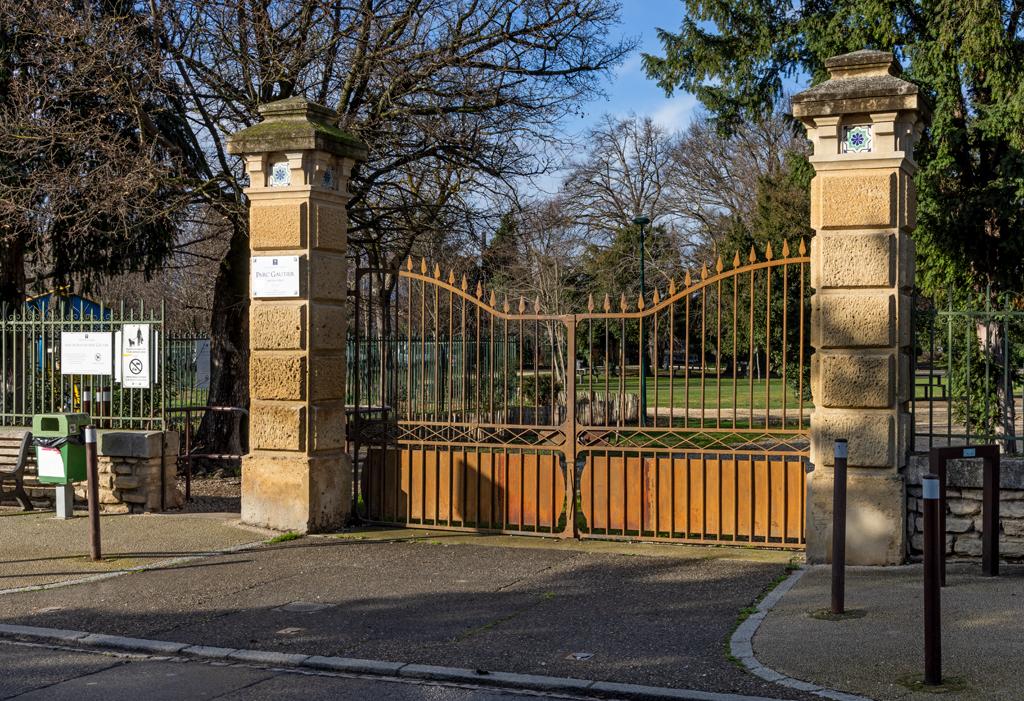 Portail d'entrée est : vue générale depuis le cours Anatole France.