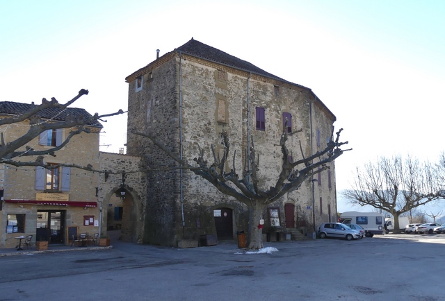 Courtine nord. Porte fortifiée et château, vue d'ensemble prise du nord-est.