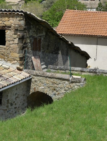 Pont de grange reliant l'aire à battre à la porte fenière, ferme dite la Boule d'Or au bourg.