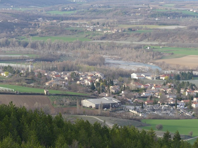 Vue d'ensemble prise du sud-ouest, au premier plan le cimetière à l'emplacement de l'ancienne chapelle N-D-des-Faysses.