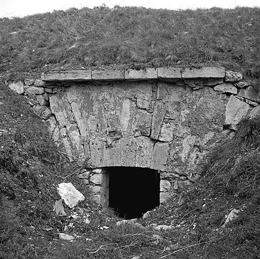 Donjon. Batterie Haxo. Vue extérieure d'une embrasure.