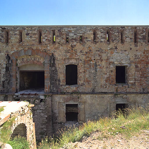 Porte du fort et partie de la façade nord, au centre, travée de l'escalier.