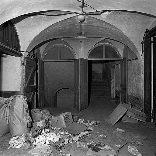 Rez-de-chaussée supérieur. Vestibule et départ de l'escalier. Vue prise de la porte d'entrée de la rue du Pont d'Asfeld.