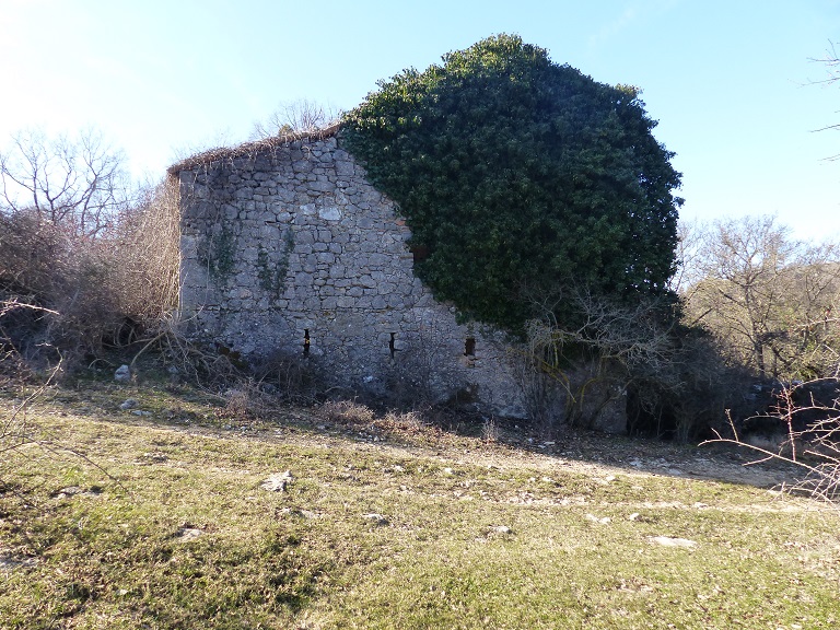 Ferme de Niron (1841 D2 301-302). Mur pignon est, chaîne d'angle en pierres de taille.