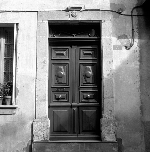 8, Rue du Général Castelnau. Façade antérieure (parcelle 1097). Porte (menuiserie).