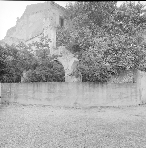 bâtiment conventuel puis gendarmerie actuellement parking