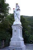 Thorame-Gare. Statue de Notre-dame-de-la-Fleur en métal peint sur son piédestal en pierre taillée. Fontaine éponyme.