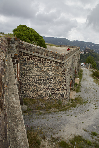 Revêtement du front de gorge avec cordon rampant dans le rentrant de la porte du fort, vu des "dessus"