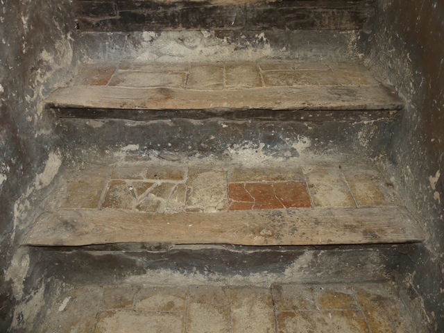 Rez-de-chaussée surélevé, escalier menant à l'étage. Détail des marches.