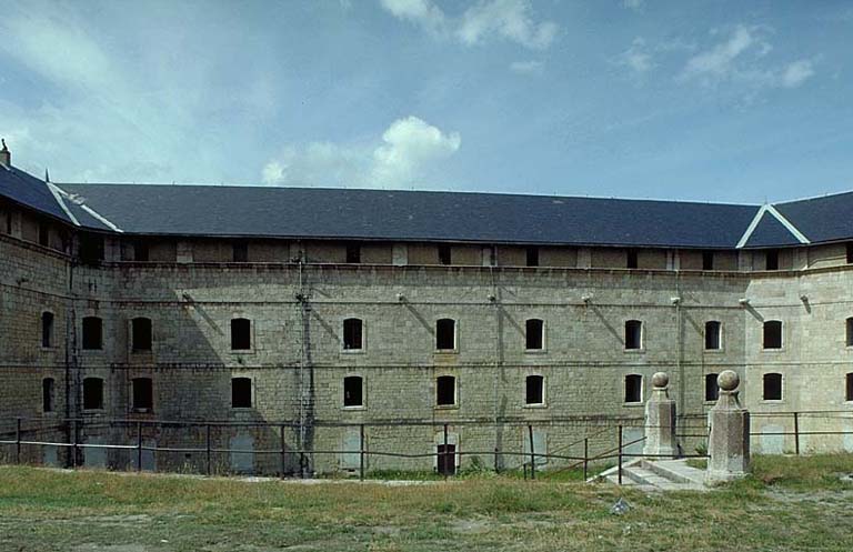 Vue partielle de la façade.