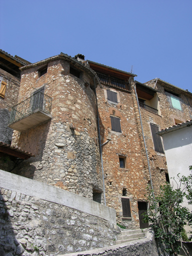 Maison avec logis entre parties agricoles et séchoir à loggia en partie haute (Sausses).