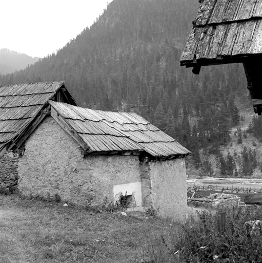 Les Acles. Chapelle des Allégresses. Toit en bardeau de mélèze.