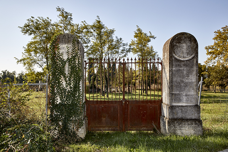 Vue du portail du cimetière.