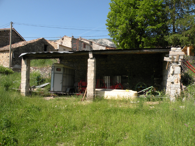 Village. Vue d'ensemble d'un petit hangar.