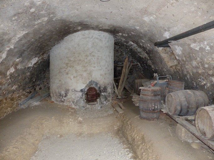 Cellier en étage de soubassement, cuve vinaire maçonnée et enduite. Fermes des Vignasses (Châteauneuf-de-Chabre).