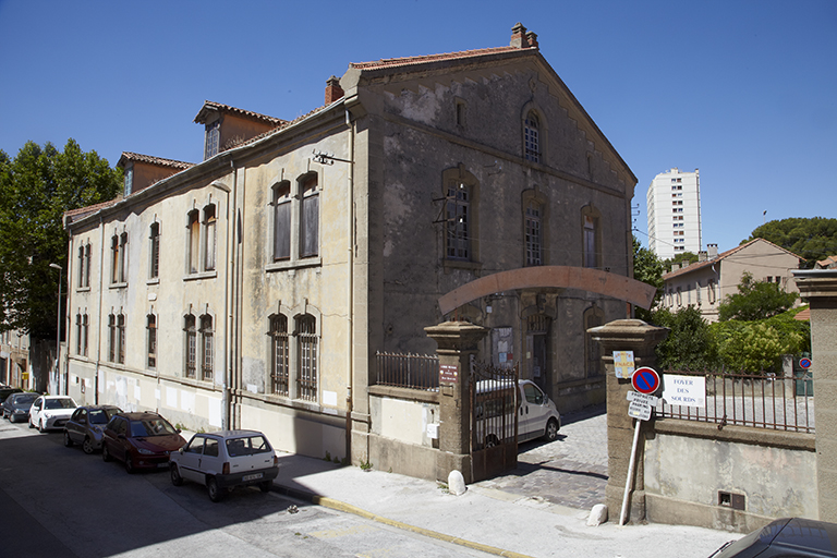 Portail et bâtiment principal de la caserne, vus du nord-est.