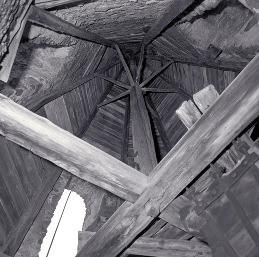 Clocher. Intérieur de la flèche. Noter le coffrage de bois laissé en place.