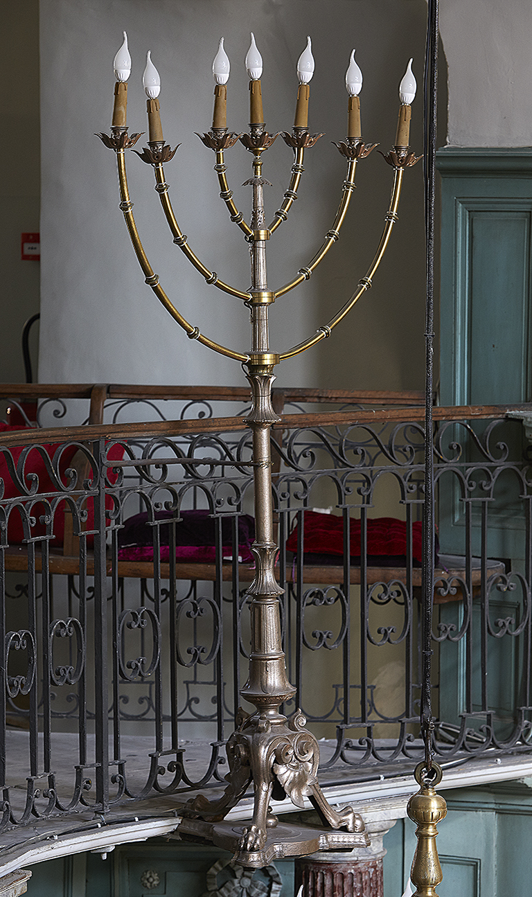 Ensemble de deux chandeliers de synagogue dits menorot