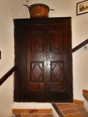 Partie nord. Rez-de-chaussée surélevé, escalier menant au premier étage. Placard d'angle.