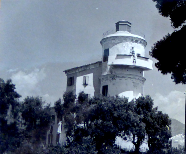Tour du sémaphore de Cap Martin en 1952 avec le balcon de veille et la terrasse panoramique au sommet.