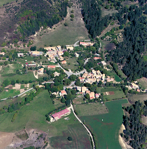 Le village partitionné d'Angles avec ses deux quartiers constitutifs : la Bourgade et le Moustier.