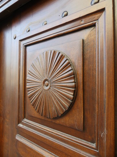 Porte de logis avec menuiserie sculptée, détail. Maison située rue des Ecoles au bourg de Ribiers (parcelle 1998 E2 516).