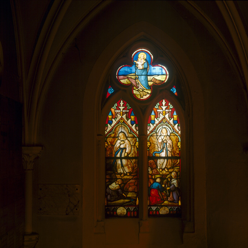 verrière hagiographique : Apparitions de la Vierge de Lourdes à Bernadette Soubirous appartenant à l'ensemble néo-gothique de la chapelle Notre-Dame-de-Lourdes