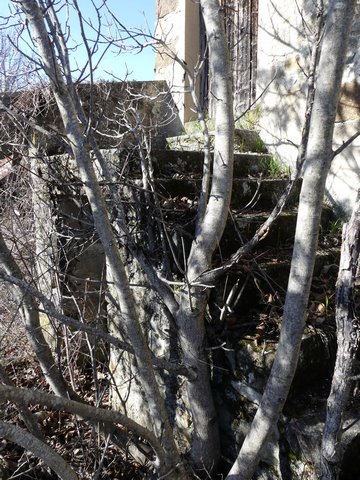 Pignon sud, premier niveau. Escalier extérieur sur logette.