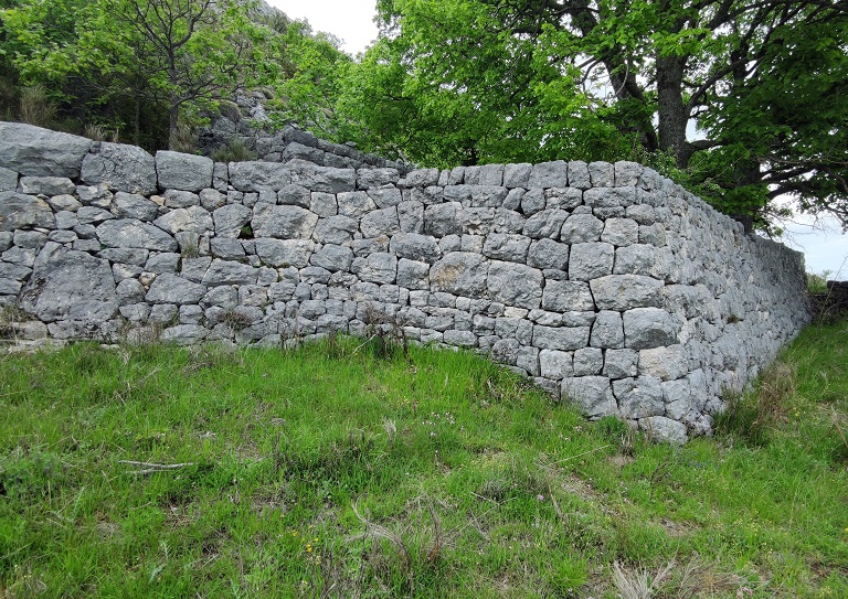 Mur de soutènement de l'enclos-cour. Vue prise du sud-ouest.