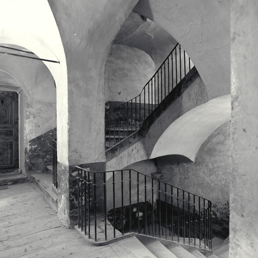 Cage d'escalier. Vue de volume prise au premier étage.