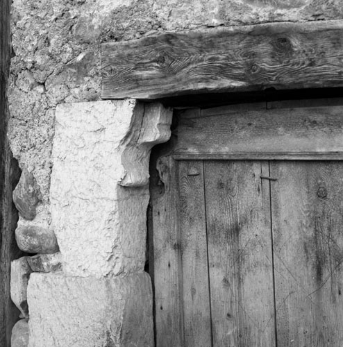 Village. Placette. Parcelle 2001 AA 103 : détail du coussinet sculpté.