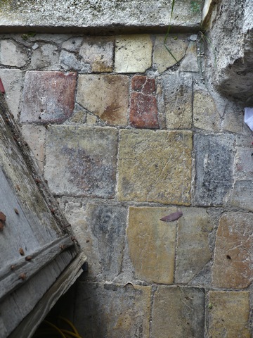 Dépendance agricole orientale, bâtiment du cellier. Rez-de-chaussée, resserre. Sol en carreaux de terre cuite.