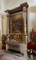 Ensemble de l'autel secondaire : deux gradins d'autel, tabernacle à ailes, retable architecturé, tableau d'autel