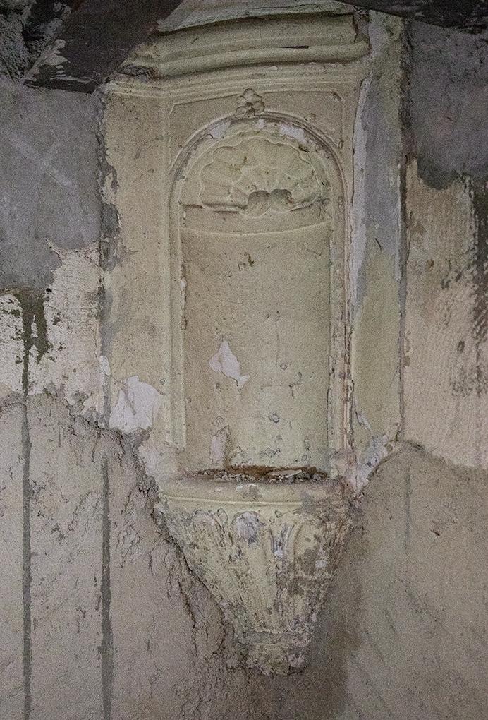 Aile sur la rue Michelet, premier palier de l'escalier : niche (parcelle CP 542). 