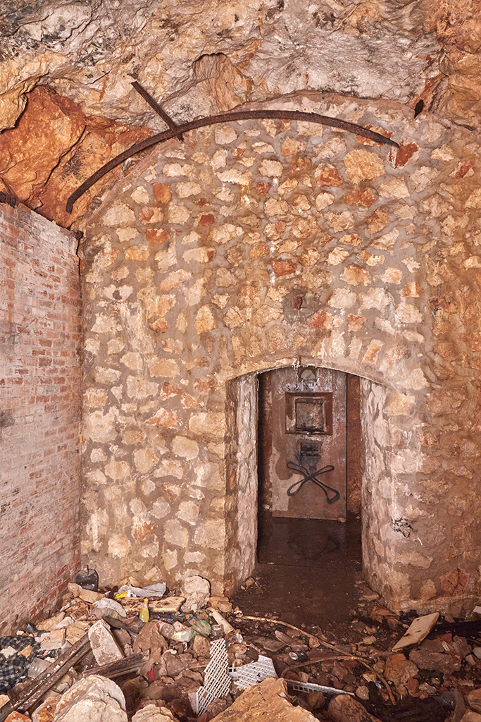 Intérieur du souterrain, salle  du magasin à poudre, côté de l'entrée