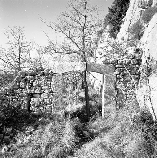 Bergerie de Bérengier (1841 B3 345). Encadrement en pierre de taille en arc segmentaire.