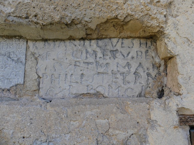 Fausse inscription lapidaire à la ferme du Virail.