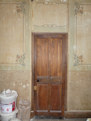 Rez-de-chaussée surélevé, vestibule. Décor peint à panneaux et motifs floraux et porte de la pièce nord-est.