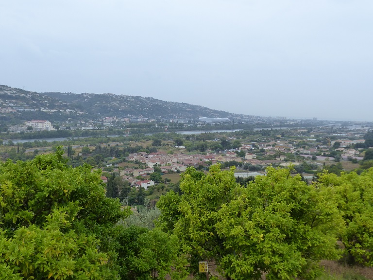 Ecart de la Baronne. Vue de situation prise du nord. A l'arrière-plan, le Var.