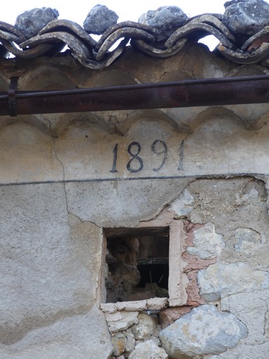 Décor peint de cadre de façade portant la date de 1891. Ferme au quartier du Verger (Ribiers).