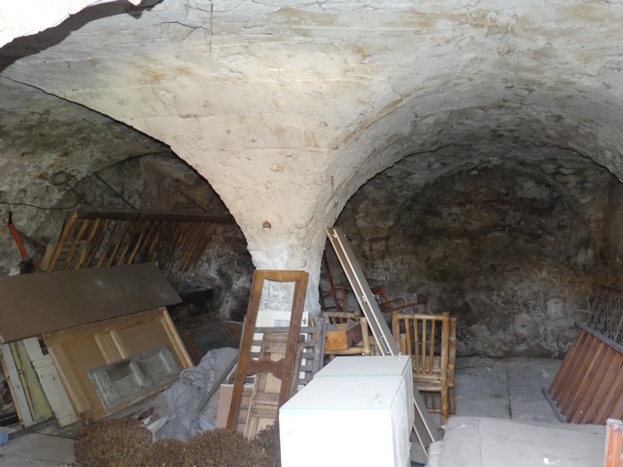 Etable couverte par une voûte d'arêtes sur pilier. Bâtiment au bourg de Ribiers.