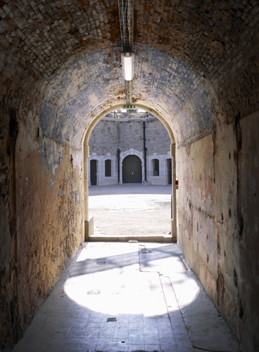 Vue axiale du couloir du bastion est, vers la cour.