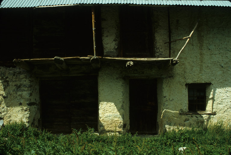 La façade sud : les accès.